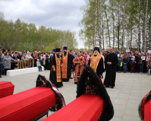 церемония перезахоронения красноармейцев, найденных в ходе Вахты памяти