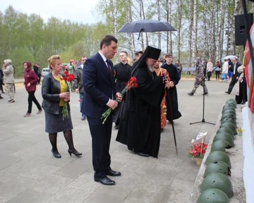 церемония перезахоронения красноармейцев, найденных в ходе Вахты памяти