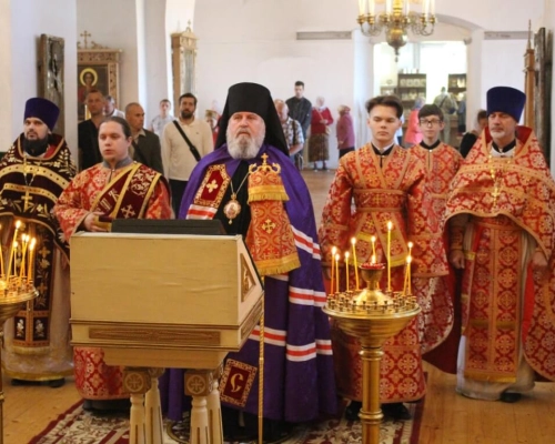 Епископ Сергий возглавил Божественную литургию в Свято-Троицком кафедральном соборе
