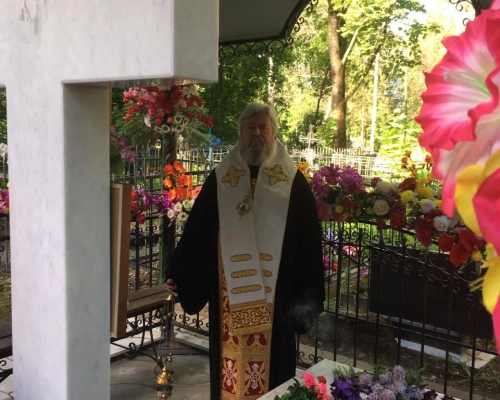 Преосвященнейший епископ Сергий совершил заупокойную литию на могиле блаженной Анастасии
