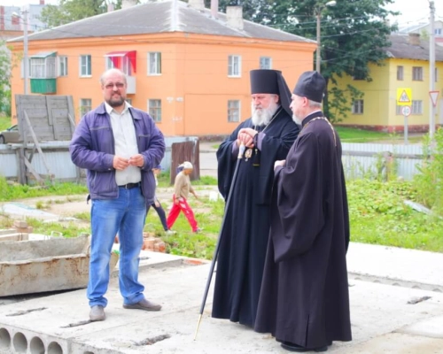 Епископ Сергий посетил строящуюся площадку нового храма Архангела Михаила г. Сафоново