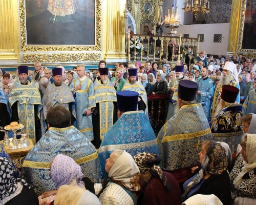 Вечернее богослужение праздника Одигитрии в Успенском соборе совершил сонм архиереев
