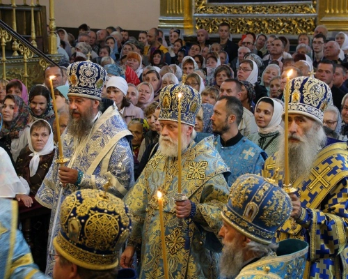 Вечернее богослужение праздника Одигитрии в Успенском соборе совершил сонм архиереев