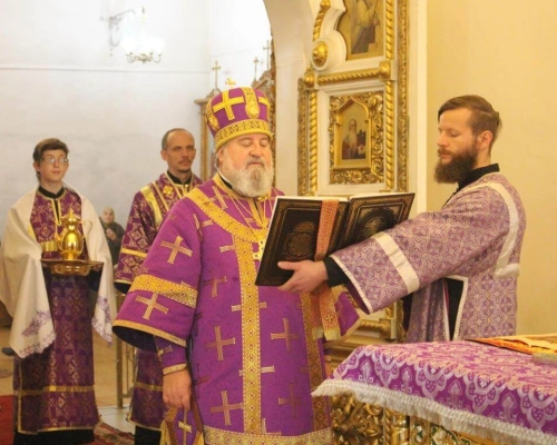 Божественная литургия в день двунадесятого праздника Воздвижения Честнаго и Животворящего Креста Гос