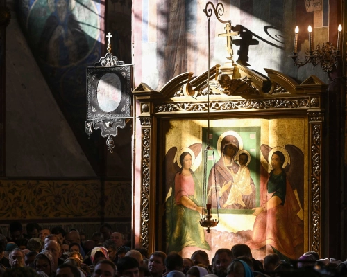Всенощное бдение в Успенском соборе Свято-Троицкой Сергиевой Лавры