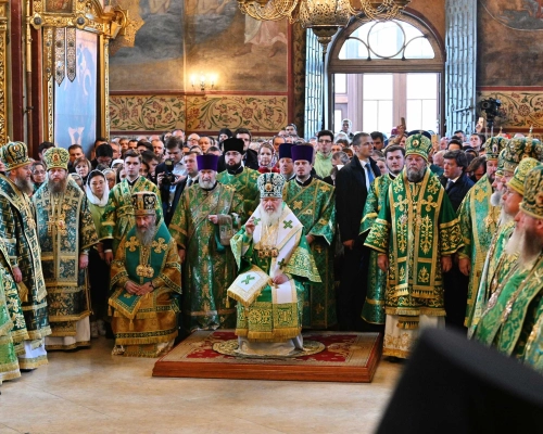 Первосвятительское богослужение в Успенском соборе Свято-Троицкой Сергиевой лавры