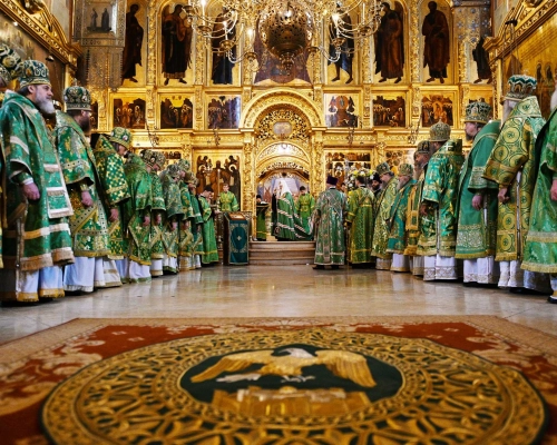 Первосвятительское богослужение в Успенском соборе Свято-Троицкой Сергиевой лавры