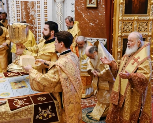 Предстоятели Иерусалимской и Русской Православных Церквей совершили Литургию в Храме Христа Спасител