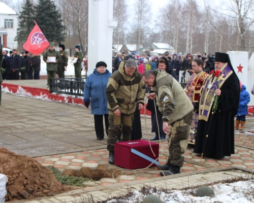 Отпевание и погребение воинов в деревне Рыбк