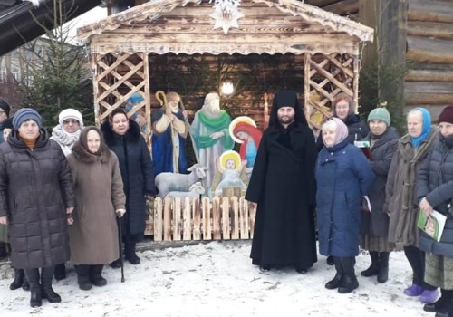 В Рождественский сочельник, у храма великомученика Пантелеимона с. Издешково открыли Рождественский вертеп