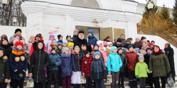 В Духовно-просветительском центре Вяземской епархии состоялась Рождественская Архиерейская ёлка для детей
