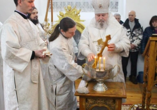 В На́вечерие Богоявления (Крещенский сочельник) епископ Вяземский и Гагаринский Сергий совершил уставные богослужения и чин Великого освящения воды