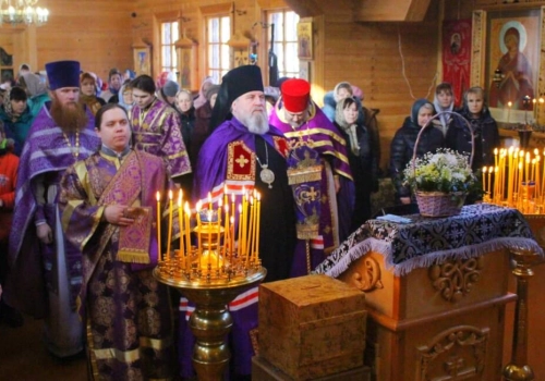 Епископ Вяземский и Гагаринский Сергий возглавил Божественную литургию в храме Свт. Николая Чудотворца п. Холм-Жирковский