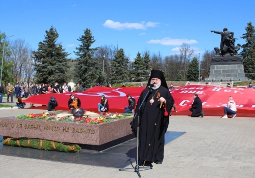 В День 75-й годовщины Победы в Великой Отечественной войне Преосвященнейший Епископ Сергий принял участие в торжественном митинге