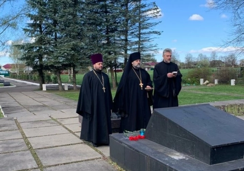 Духовенство Архиерейского подворья Благовещенского собора города Гагарин посетили братские захоронения