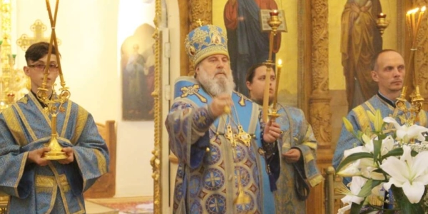 Епископ Вяземский и Гагаринский Сергий совершил Всенощное бдение с чином Погребения плащаницы Пресвятой Богородицы