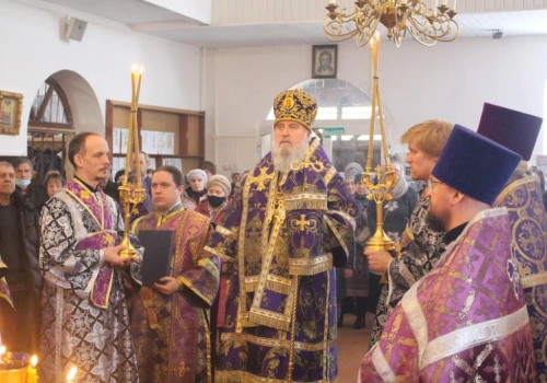 Епископ Вяземский и Гагаринский Сергий совершил Литургию Преждеосвященных Даров в Благовещенском храме города Сычёвки