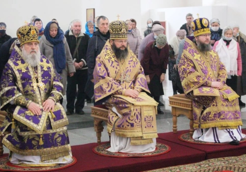 В Благовещенском соборе Архиерейского подворья города Гагарин состоялась Литургия Преждеосвященных Даров Архиерейским чином