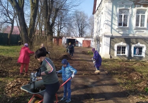 На территории гуманитарного склада Вяземского благочиния был проведён большой субботник