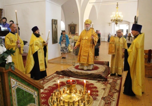 Накануне Недели 7-й по Пятидесятнице, дня памяти Святых в земле Смоленской просиявших епископ Вяземский и Гагаринский Сергий возглавил Всенощное бдение в Свято-Троицком кафедральном соборе города Вязьма