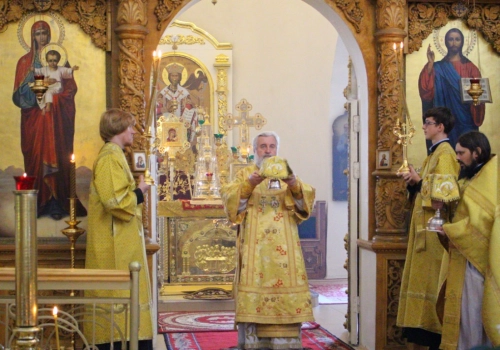 В Неделю 7-ю по Пятидесятнице, день памяти Святых в земле Смоленской просиявших, Преосвященнейший Сергий, епископ Вяземский и Гагаринский возглавил служение Божественной литургии в Свято-Троицком кафедральном соборе города Вязьма