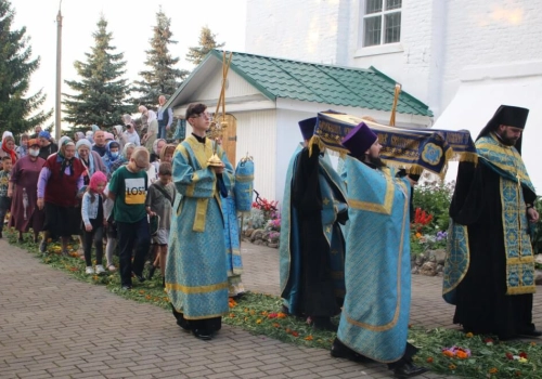 Епископ Вяземский и Гагаринский Сергий совершил Чин Погребения Плащаницы Пресвятой Богородицы в Свято-Троицком кафедральном соборе города Вязьма