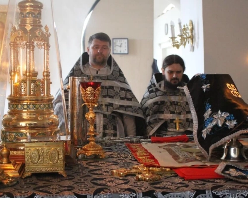 Епископ Сергий совершил Литургию Преждеосвященных Даров в Троицком соборе
