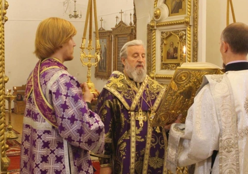 В канун двунадесятого праздника Воздви́жения Честно́го и Животворящего Креста Господня, Преосвященнейший Сергий, епископ Вяземский и Гагаринский совершил Всенощное бдение в Свято-Троицком кафедральном соборе города Вязьма