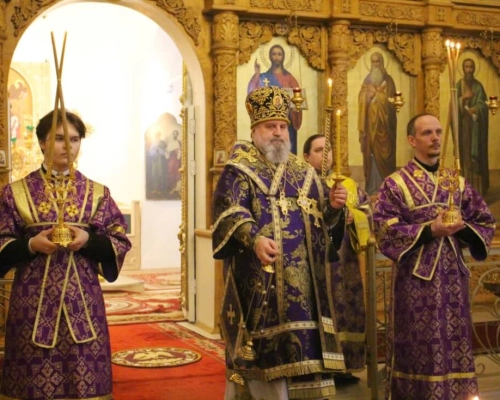 Епископ Сергий возглавил Всенощное бдение в Свято-Троицком кафедральном соборе