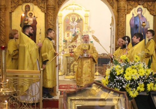 В день престольного праздника Свт. Николая Чудотворца Епископ Вяземский и Гагаринский Сергий возглавил Божественную литургию в Свято-Троицком кафедральном соборе города Вязьмы