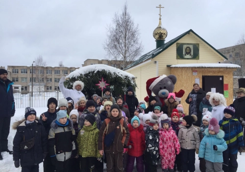 В Рождественский Сочельник в Микрорайоне Юбилейный прихожане храма Прп. Серафима Саровского открыли Рождественский Вертеп