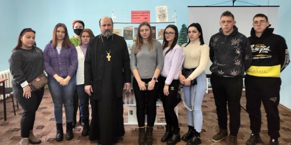 Встреча священника со студентами в Центральной библиотеке Вязьмы