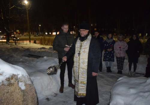 Лития у памятника Вяземскому казачеству