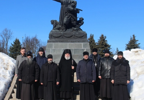 Возложение цветов к Вечному огню