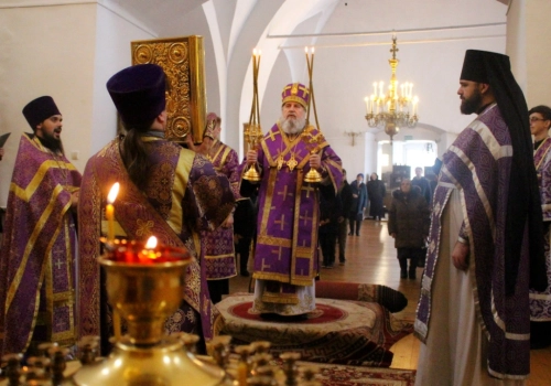 В Неделю 4-ю Великого поста, Прп. Иоа́нна Лествичника, Преосвященнейший Сергий, епископ Вяземский и Гагаринский возглавил служение Божественной литургии в Свято-Троицком кафедральном соборе города Вязьмы