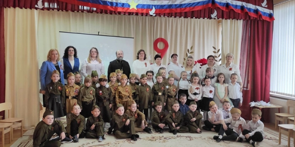 Настоятель Введенской церкви поздравил педагогов и детей с Днем Победы