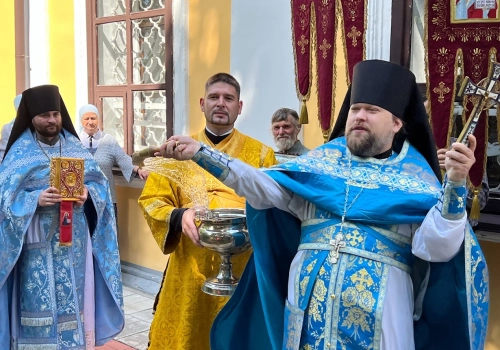 В день памяти Колочской иконы Божией Матери была совершена праздничная Божественная литургия в храме Вознесения Господня подворья Свято-Владимирского мужского монастыря в г. Гагарин.