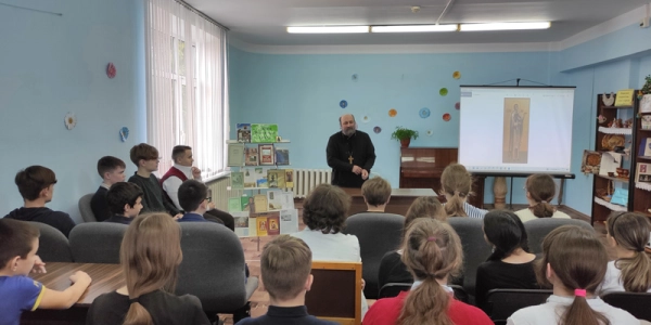 Священник провел встречу с учениками Вяземской школы №1