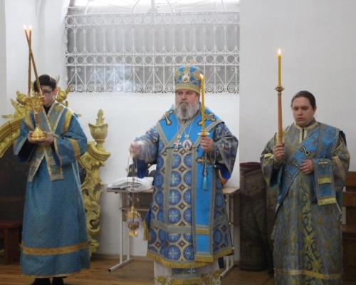 Епископ Сергий совершил утреню с чтением акафиста Пресвятой Богородице