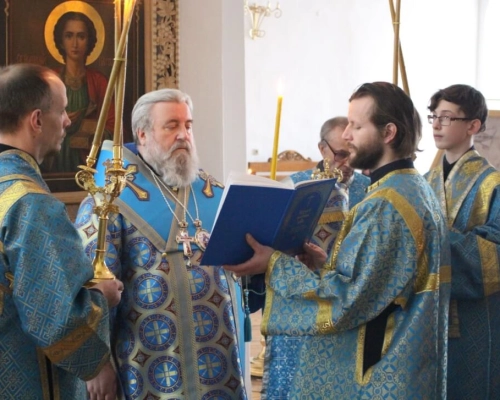 Епископ Сергий совершил утреню с чтением акафиста Пресвятой Богородице