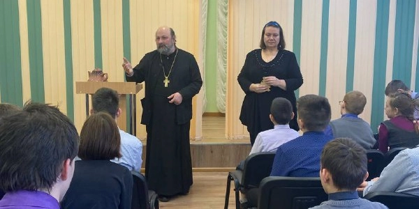 Священник встретился с педагогами и учащимися вяземской школы-интерната