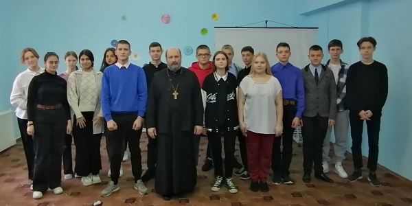 В Вяземской библиотеке прошла встреча священника со школьниками