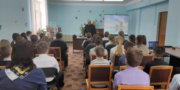 Священник провел просветительскую беседу с учащимися вяземской школы