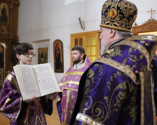 служение Епископа Сергия в Великий четверг