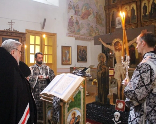 служение Епископа Сергия в Великую пятницу