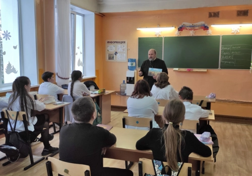 Священник провел урок ОДНКНР в школе