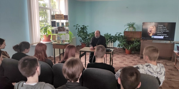 В библиотеке г. Вязьмы прошла встреча священника с учащимися