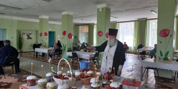 Сотрудники Социального отдела Вяземской епархии поздравили своих подопечных с праздником Светлой Пасхи Христовой