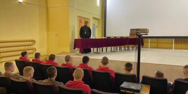 Священник поздравил с Пасхой Христовой военнослужащих военной части города Гагарин
