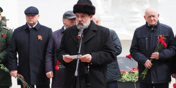 Благочинный Гагаринского округа принял участие в торжественной церемонии возложения цветов к Вечному огню на Втором братском захоронении города Гагарин